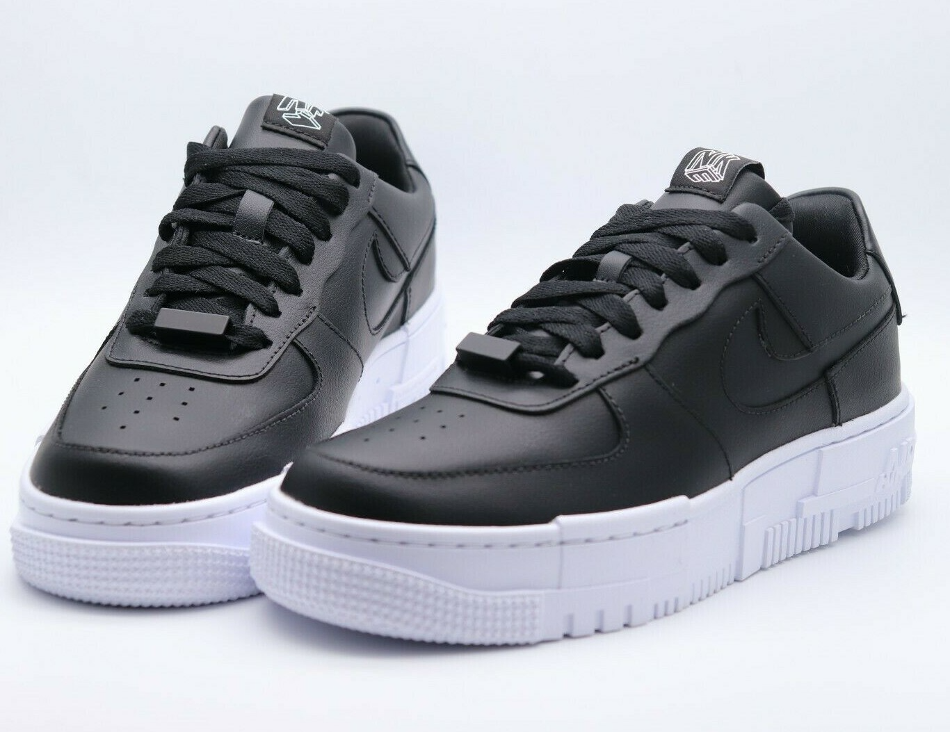 Air Force 1 Low pixel black